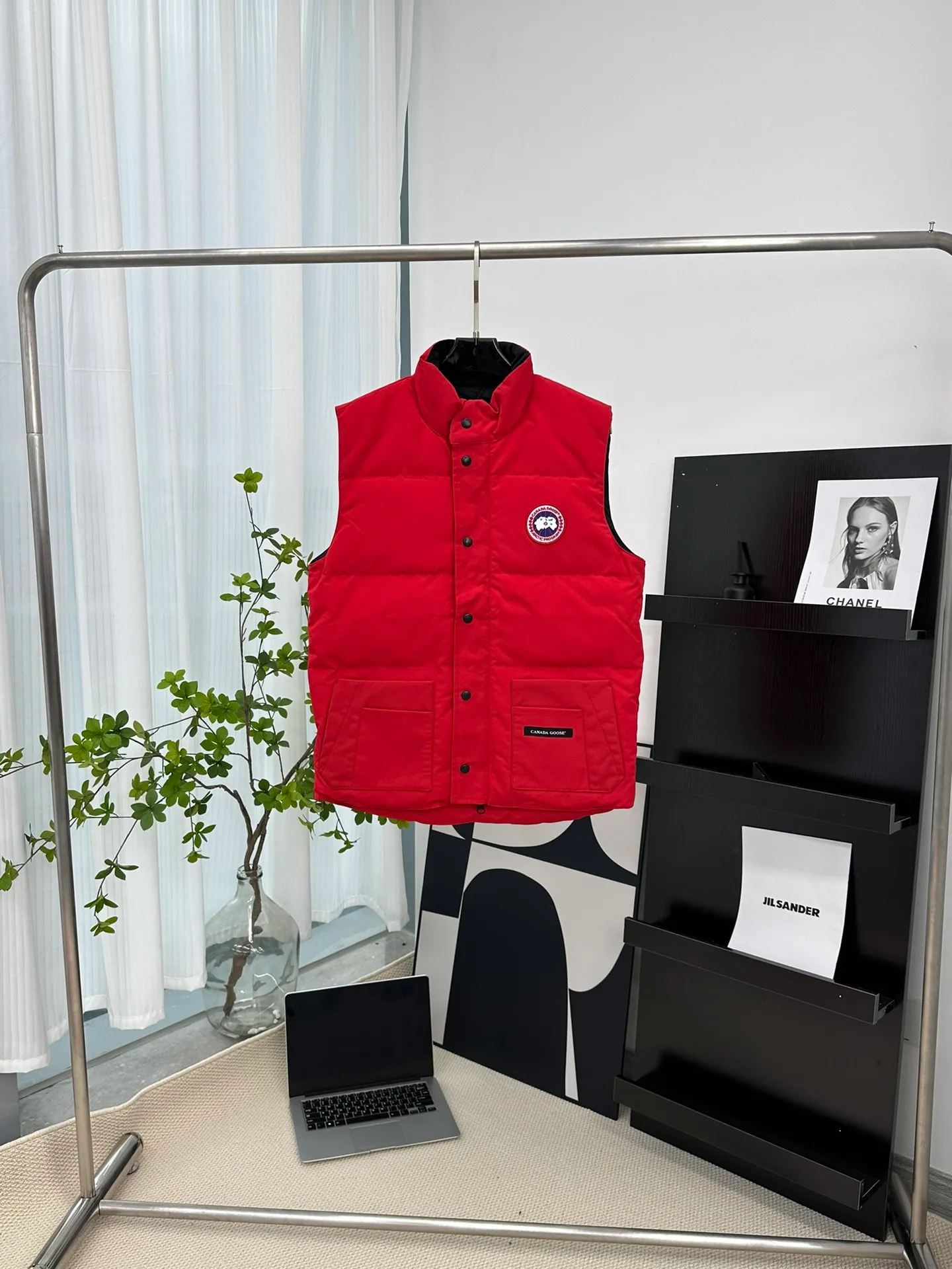 P380 [𝗖𝗮𝗻𝗮𝗱𝗲 𝗚𝗼𝗼𝘀𝗲] Canada Goose Couple Vest for Men and Women. 1⃣️Imported Behringer embroidery machine customized 10,000-needle embroidery logo 2⃣️Imported 18-count polyester-cotton blended original fabric 3⃣️Authentic official website synchronized with the new national standard 80% white duck down 4⃣️100% nylon nylon lining with double double-layer sealing design 5⃣️Yoshida YKK customers provide original factory customized electroplating sliders 6⃣️All auxiliary materials and hardware are disassembled and customized! 1:1 restore the official website Color: off-white, leather pink, bright red, sapphire blue, navy blue, black 𝗦𝗜𝗭𝗘:𝗫𝗦-𝗫𝗫𝗟